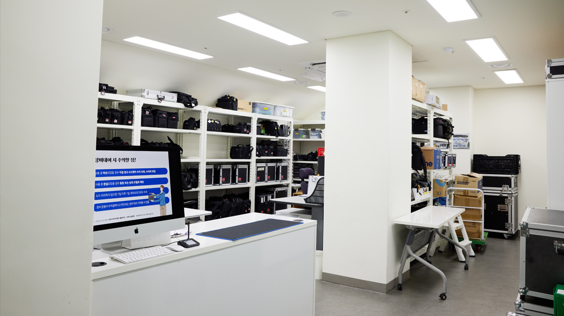 여러 책상위에 컴퓨터가 놓여져 있는 교육실 사진